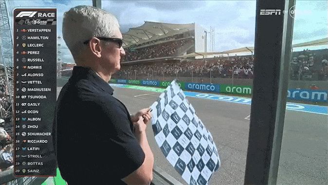 Tim Cook vẫy cờ trên đường đua F1