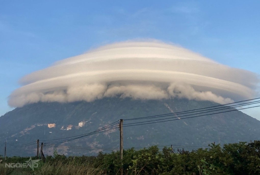 Bức ảnh đám mây hình chiếc nón trên đỉnh núi Bà Đen gây sốt ở núi Bà Đen Tây Ninh